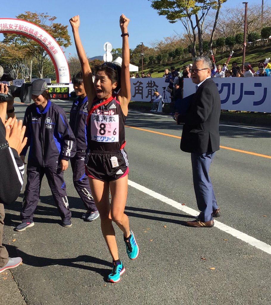 サニクリーンの社名が入ったゼッケンをつけて喜ぶ選手