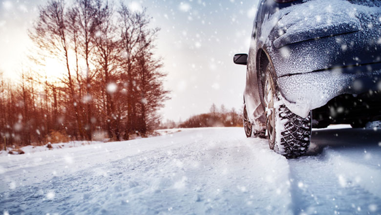 雪の中の車