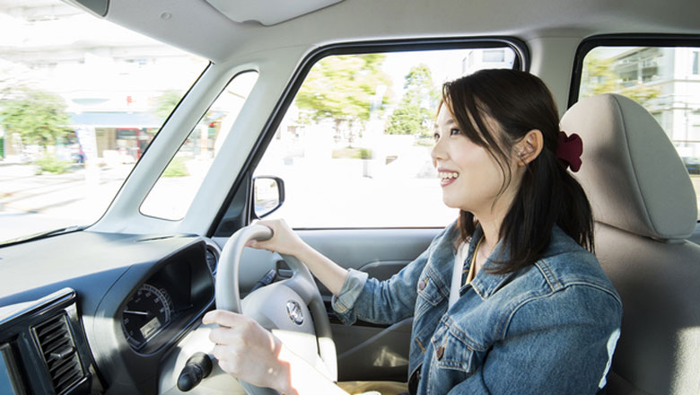 運転する女性