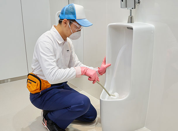 スライド画像トイレ清掃の様子