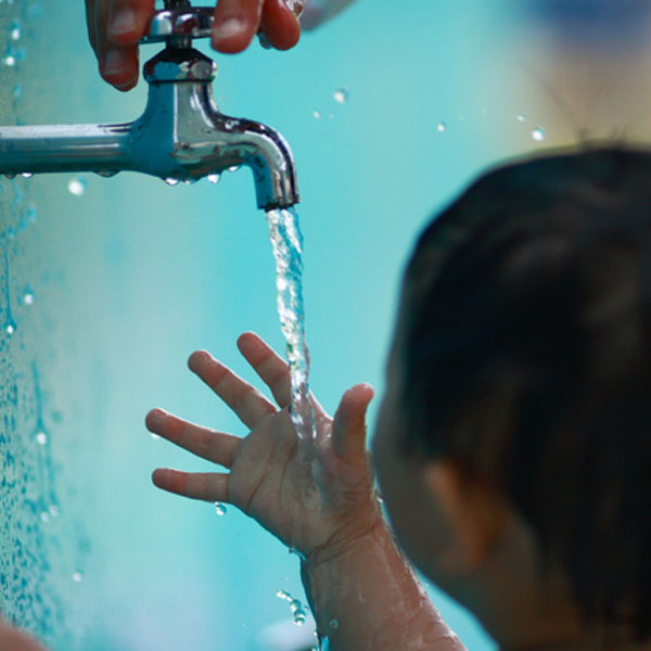 水道水と子供の写真