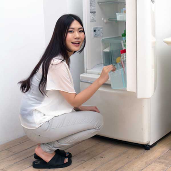 冷蔵庫と女性の写真