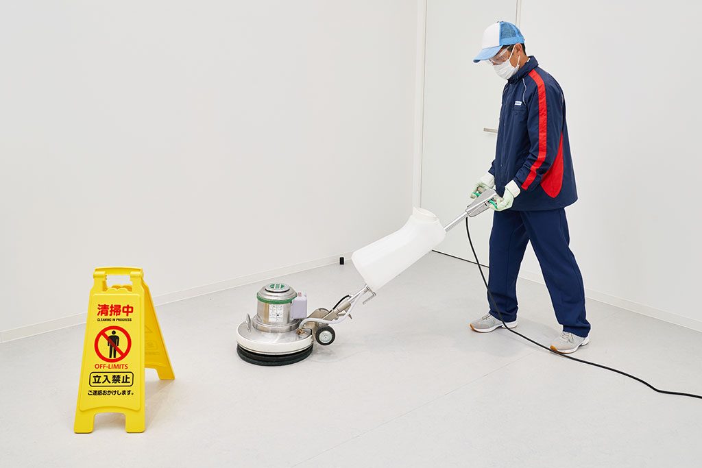 病院の床を清掃するサニクリーン