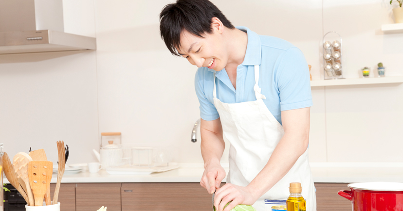 料理をする男性