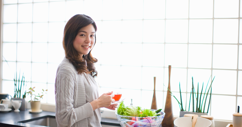 料理をする女性