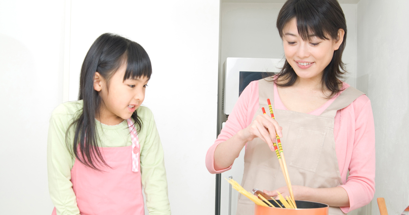 料理をする親子