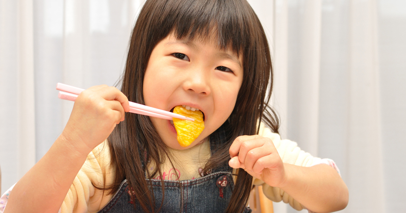 ご飯を食べる子ども