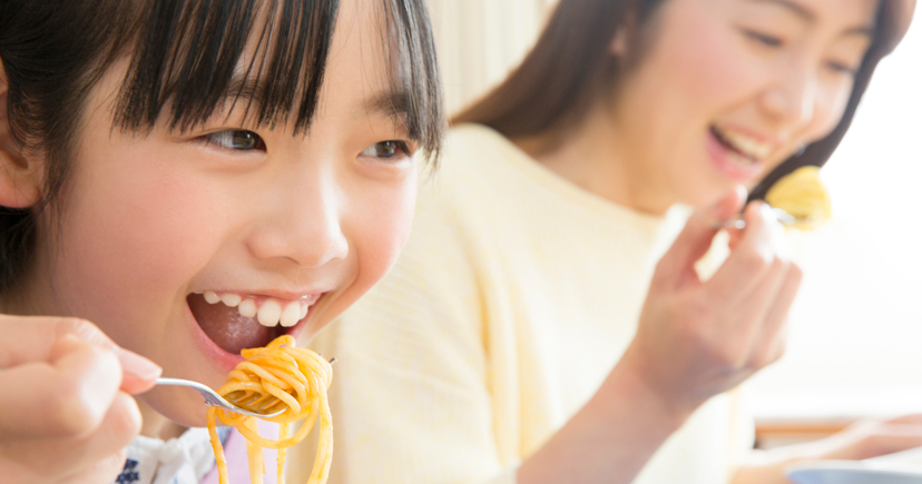 パスタを食べる親子