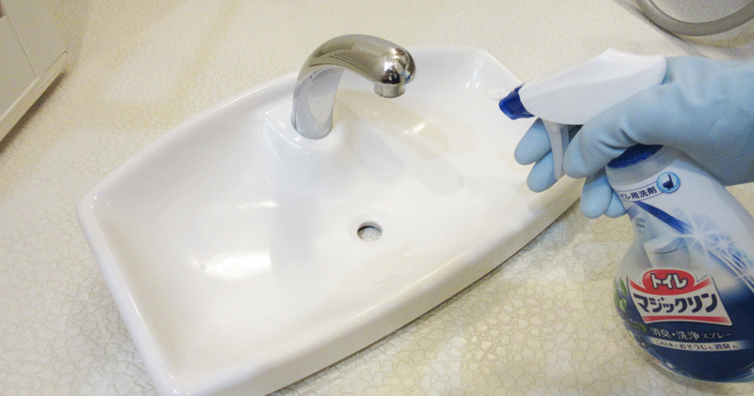 浴室で手洗い栓を洗う1