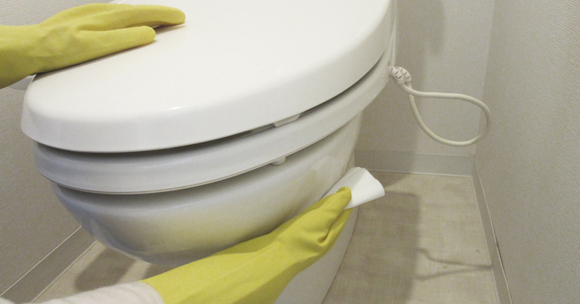 トイレ用お掃除シートで便器の外側を拭き取る