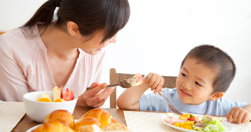 ご飯を食べる親子