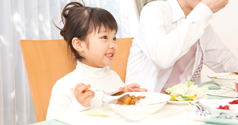 カレーを食べる女の子