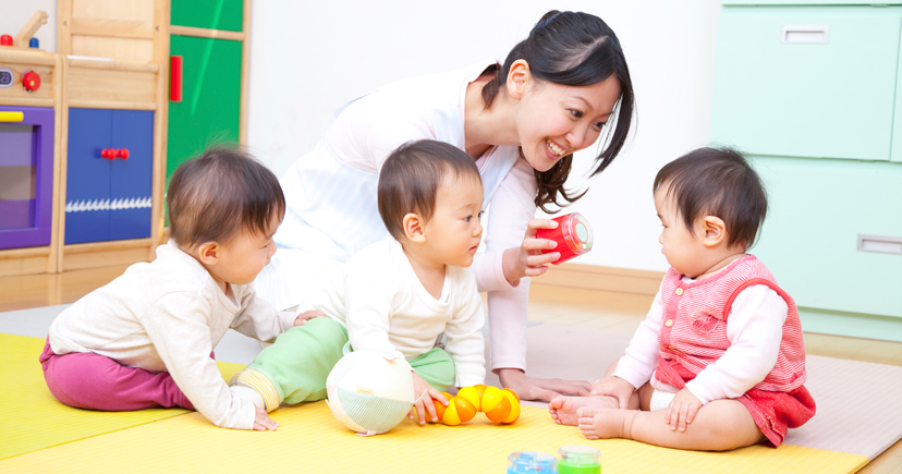 おもちゃで遊ぶ保育園児