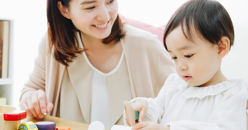 子どもと遊ぶ親子