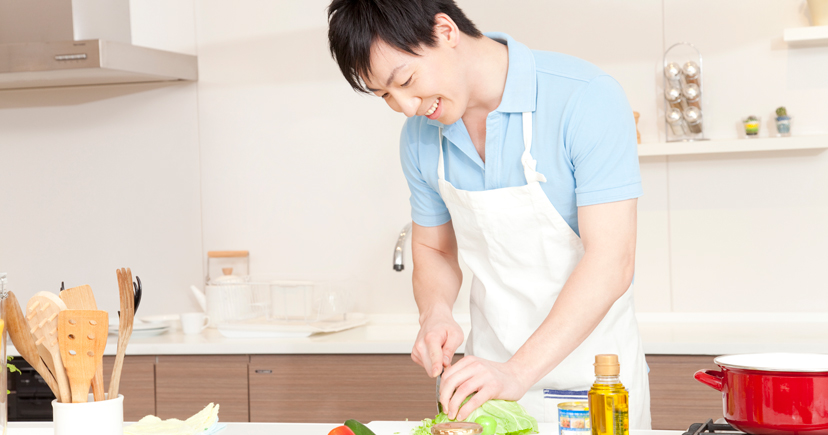 料理をする男性