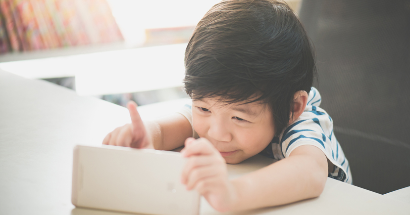 スマホを観る子ども