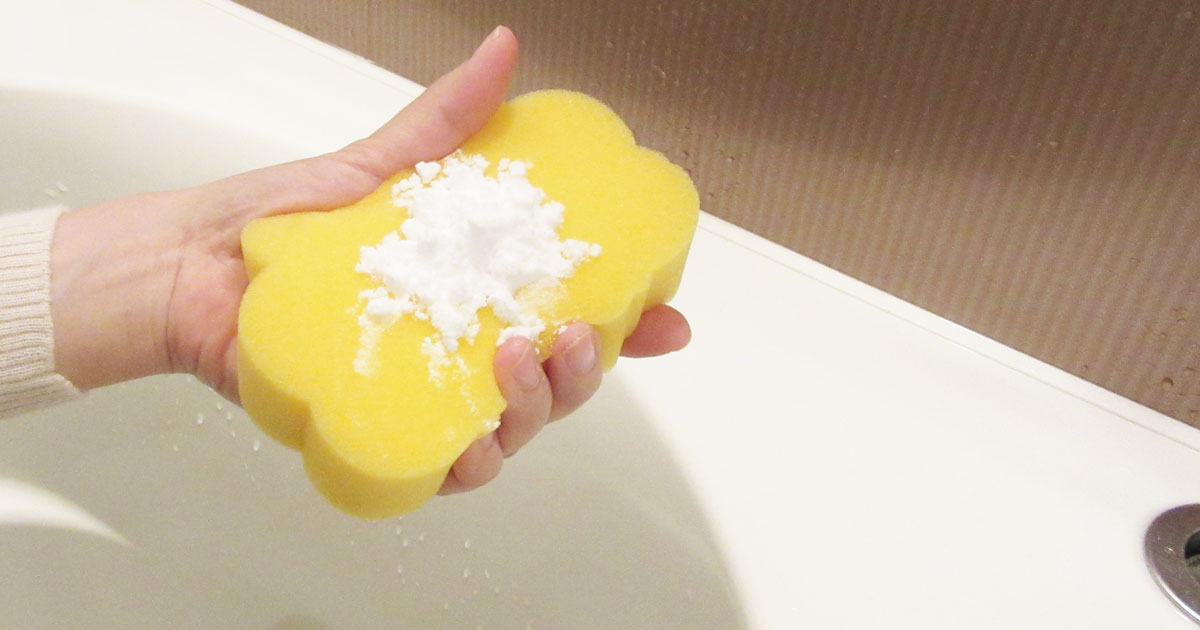 スポンジの上に重曹をふる