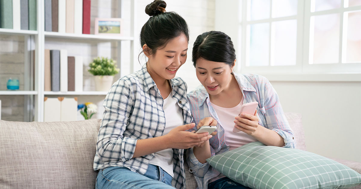 スマホを見ている2人の女性の画像