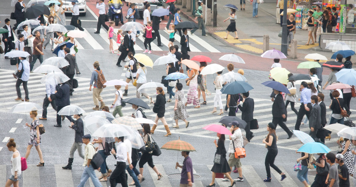 横断歩道を渡る人々の写真