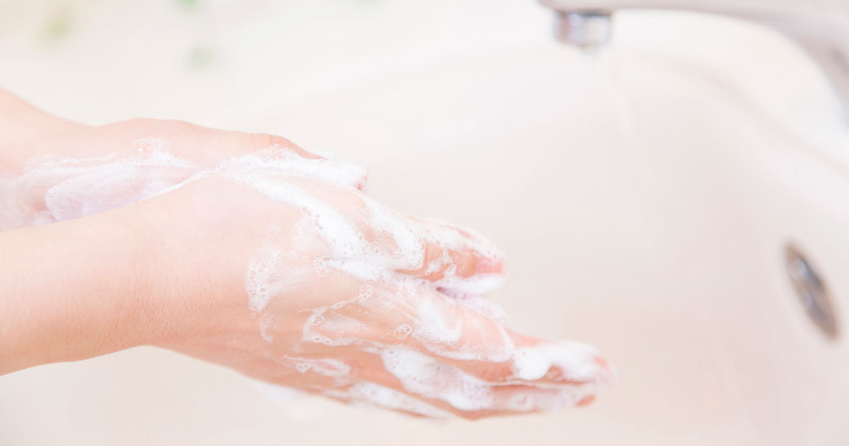 手洗いする女性の手元の写真