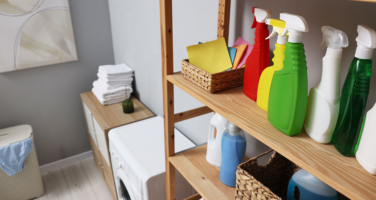 高いところに洗剤を補完している写真