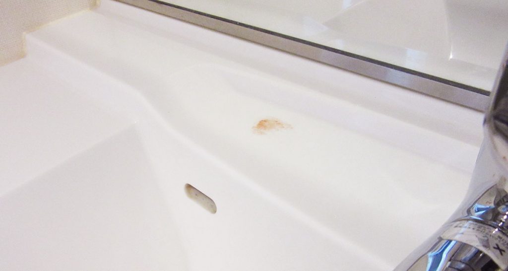 サビ汚れがついた洗面台の写真