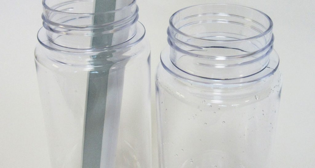 ボトル乾燥スティックを使用したボトルと自然乾燥のボトルの比較写真