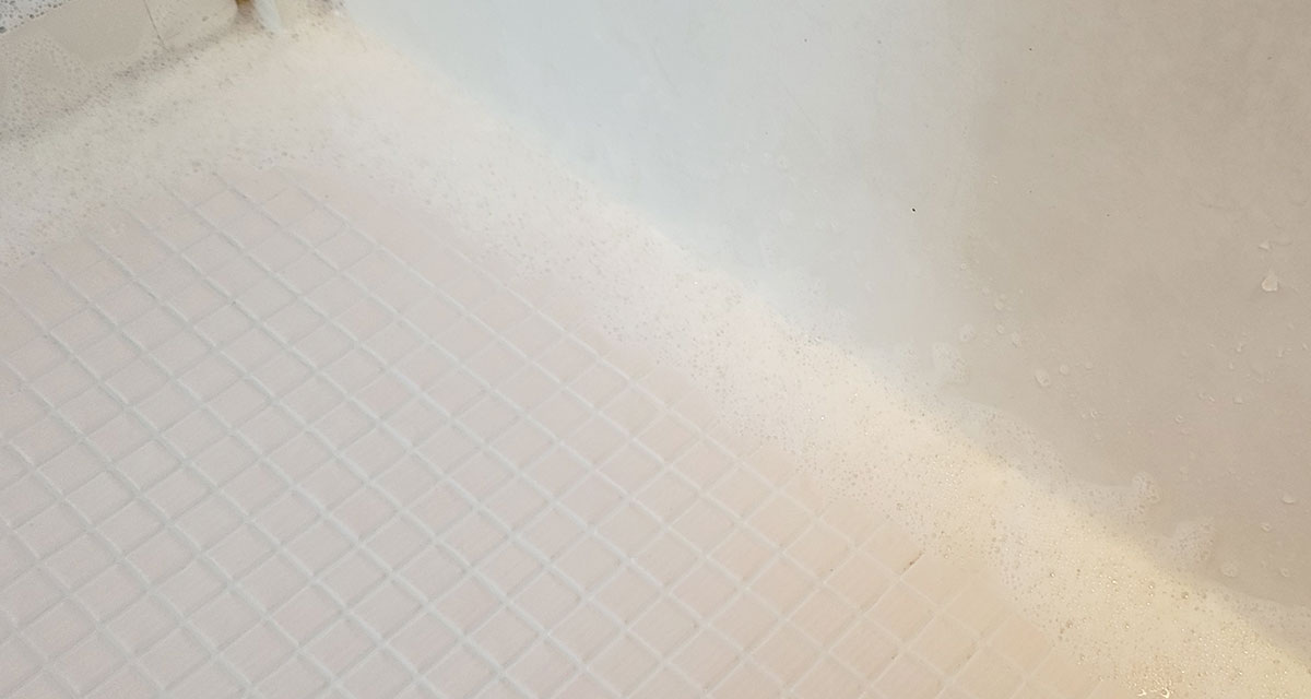 カビ取り剤が泡立っている写真
