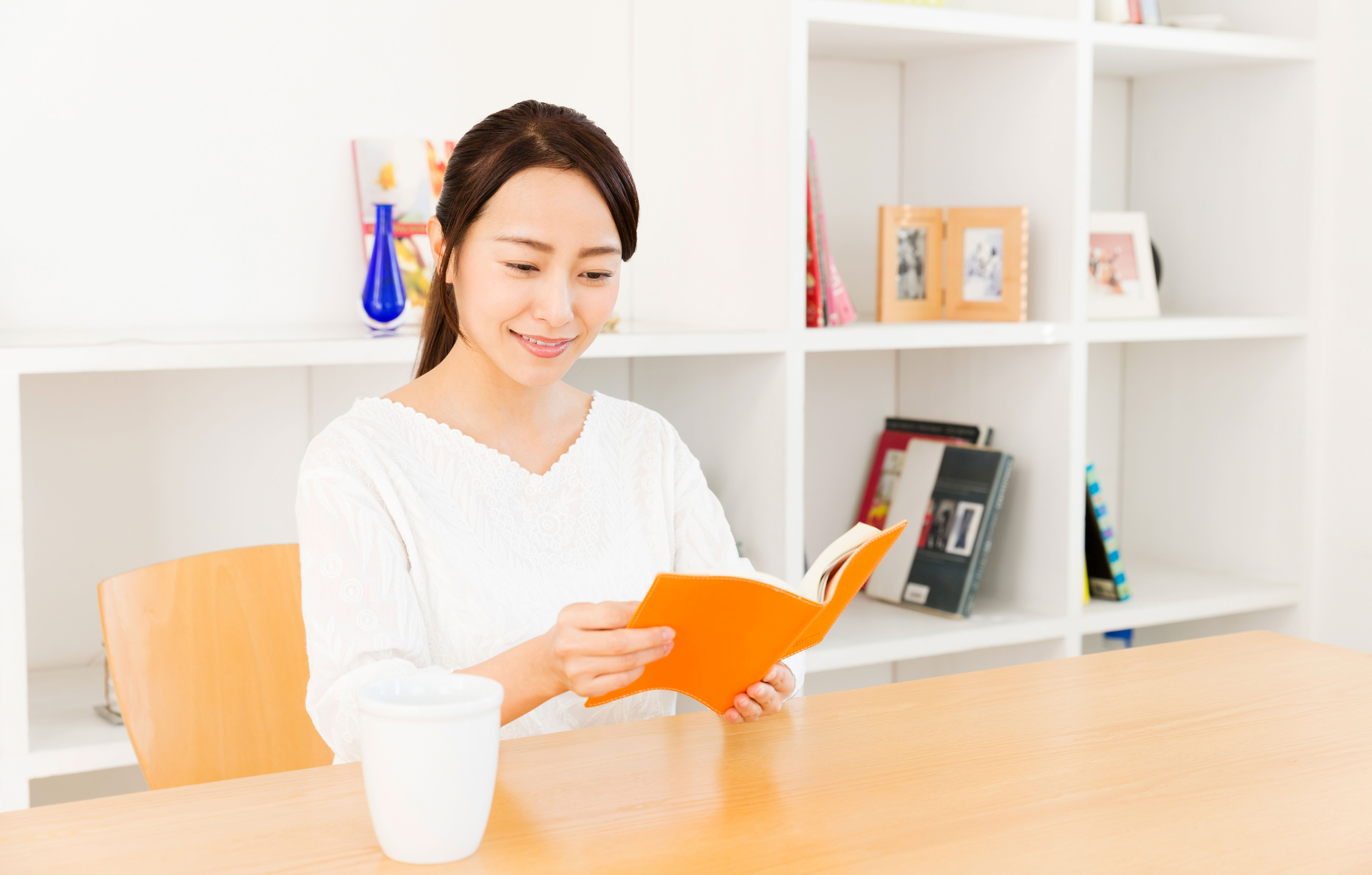 リラックスしている女性の写真