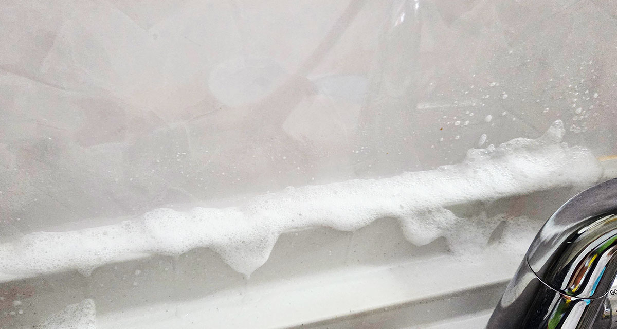 カビ取り剤をかける写真