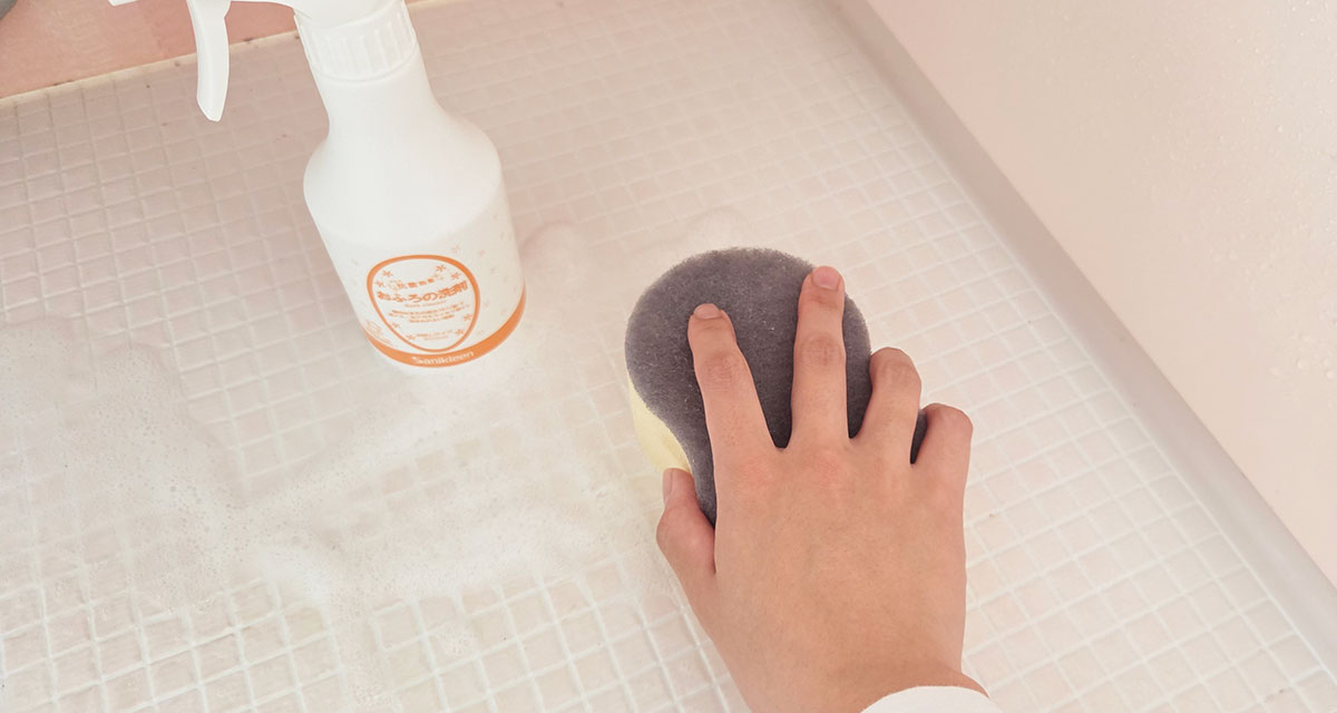 中性洗剤で掃除している写真