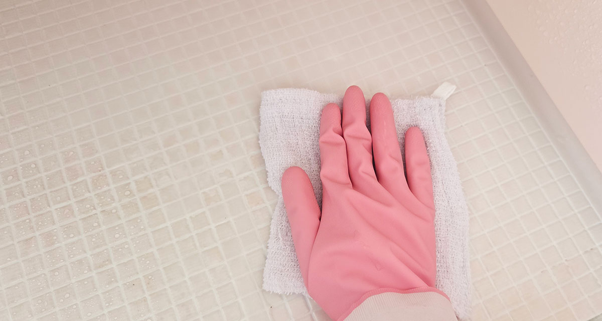 ぞうきんで水分を拭き取っている写真