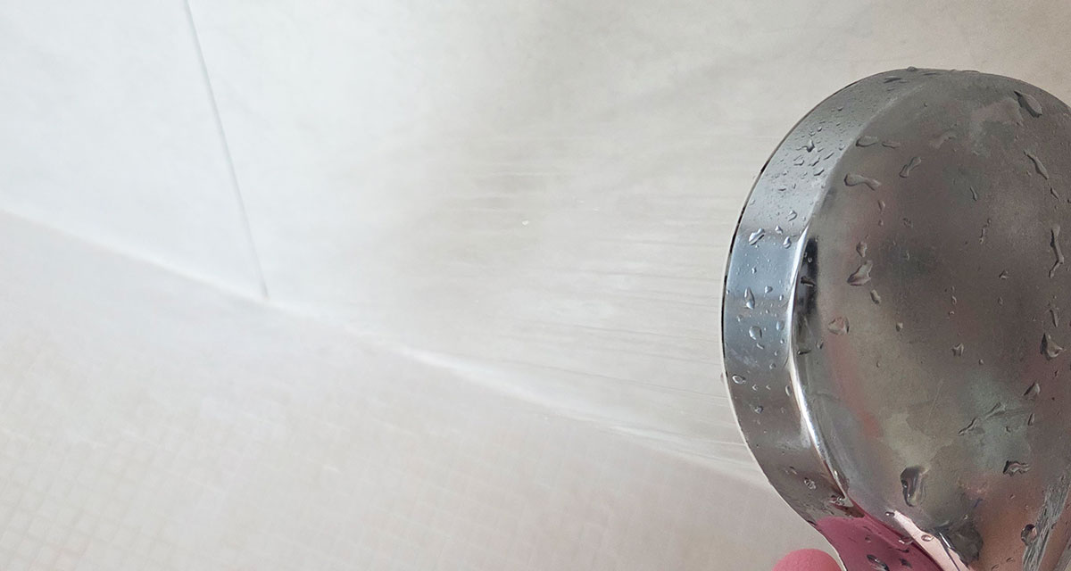 シャワーをかけている写真