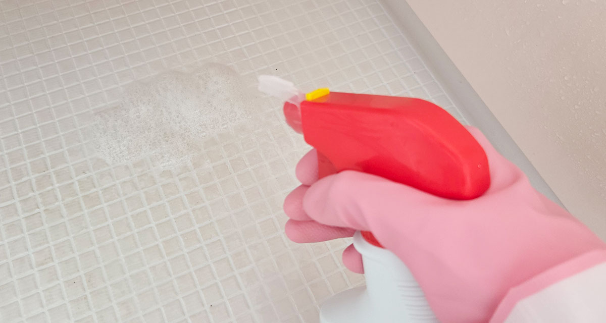 カビキラーを噴射している写真