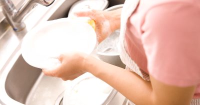 インフルエンザにかかった人が使った食器や洗濯物の洗い方は？