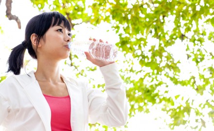 水を飲む女性