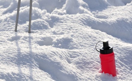 雪に埋もれた水筒の写真