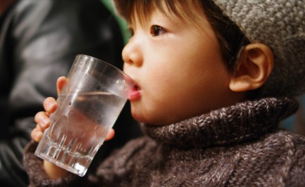 水分補給をする男の子の写真