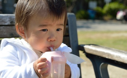 お水を飲んでいる赤ちゃんの写真