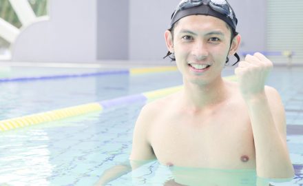 プールでウォーキングをしている若い男性の写真