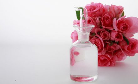 水の入った瓶とバラの写真